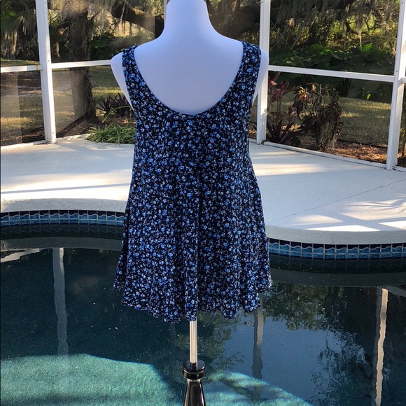 💙2 LEFT MEDIUM Adorable navy floral tank. - Picture 3 of 6